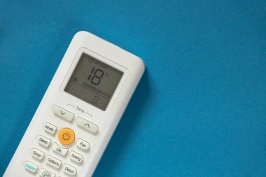 İzole edilmiş arkaplanda klimadan gelen beyaz uzaktan kumanda