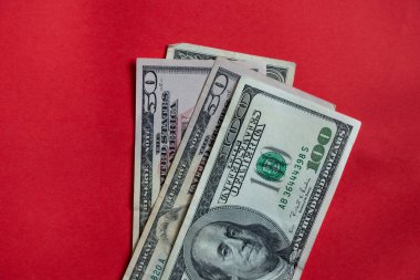 100 Amerikan doları. İzole edilmiş arka planda yatıyor. Yakın plan, finans.