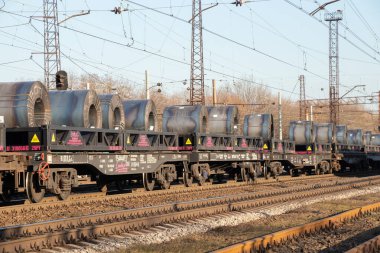 Ukrayna Dnipro 10.12.2020 - Bir yük treninde yuvarlanan çelik bobin Ukrayna üzerinden Dnipro kentlerine bir Ukrayna treni taşır.