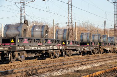 Ukrayna Dnipro 10.12.2020 - Bir yük treninde yuvarlanan çelik bobin Ukrayna üzerinden Dnipro kentlerine bir Ukrayna treni taşır.