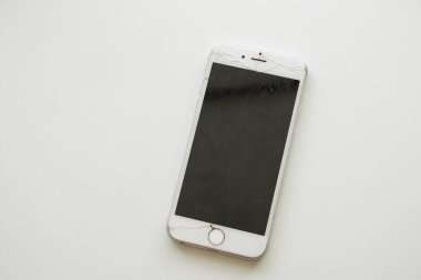 Ukrayna Dnipro 10.12.2020 - eski iPhone 6 beyaz arka planda kırılmış
