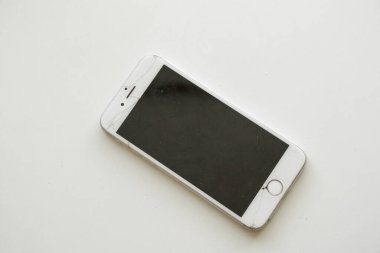 Ukrayna Dnipro 10.12.2020 - eski iPhone 6 beyaz arka planda kırılmış