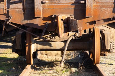 Dnipro şehrindeki Ukrayna 'da eski paslı bir tren.