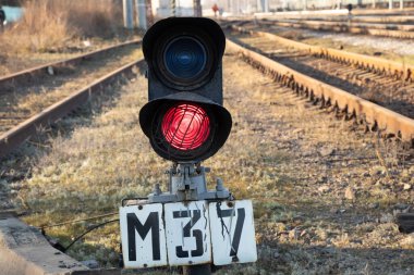 Ukrayna 'da öğleden sonra demiryolunda kırmızı ışık yanıyor.