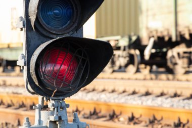 Ukrayna 'da öğleden sonra demiryolunda kırmızı ışık yanıyor.