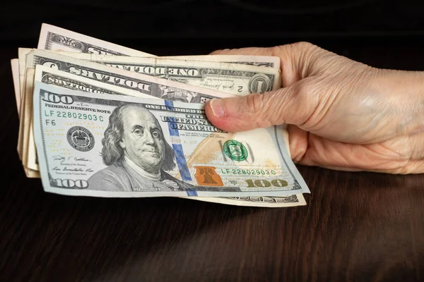 Χέρια Μιας Γριάς Πάνω Αμερικάνικα Δολάρια Ένα Ξύλινο Τραπέζι Από — Φωτογραφία Αρχείου