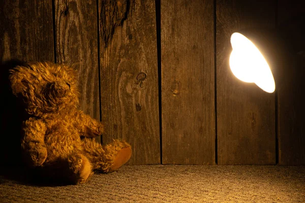 Brown Teddy Bear Sits Floor Dark Light Table Lamp — Stock Photo, Image