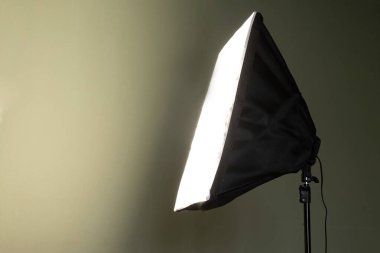 Stüdyonun sabit ışığı, duvarda yumuşak kutular, stüdyonun ışığı.