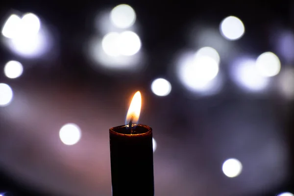 Karanlıktaki Mum Alevi Bulanık Çelenklerin Arkasında Bokeh Din — Stok fotoğraf