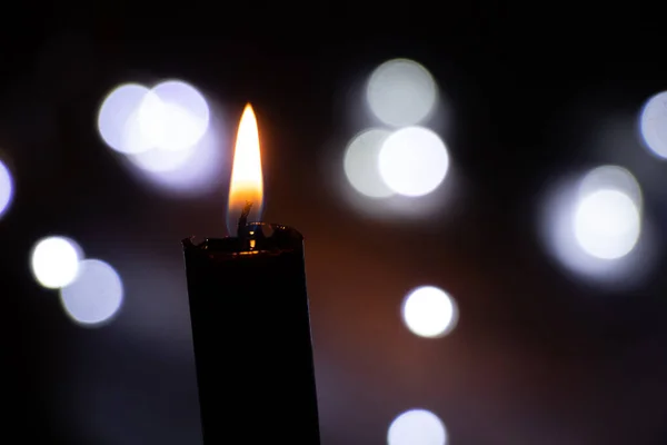 Flamme Bougie Dans Obscurité Sur Fond Guirlandes Floues Bokeh Religion — Photo