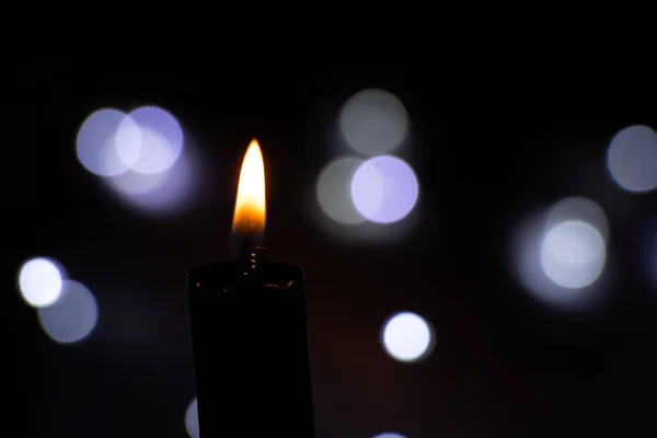 Flamme Bougie Dans Obscurité Sur Fond Guirlandes Floues Bokeh Religion — Photo