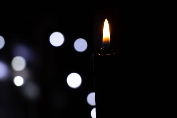 Flamme Bougie Dans Obscurité Sur Fond Guirlandes Floues Bokeh Religion — Photo