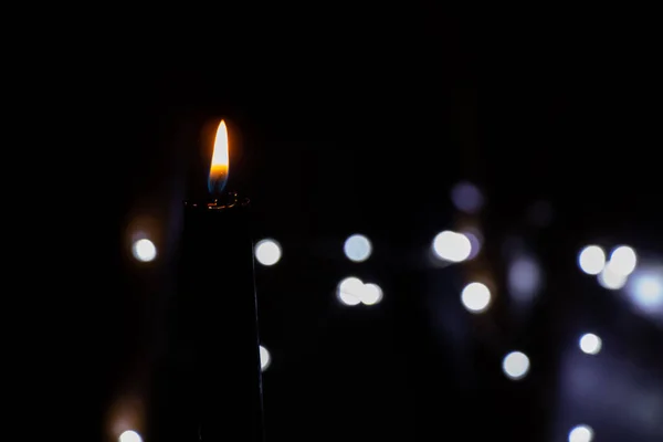 Kerzenflamme Dunkeln Auf Dem Hintergrund Verschwommener Girlanden Bokeh Religion — Stockfoto