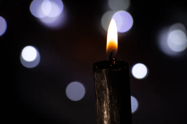 Φλόγα Κερί Στο Σκοτάδι Στο Φόντο Της Θολή Γιρλάντες Bokeh — Φωτογραφία Αρχείου