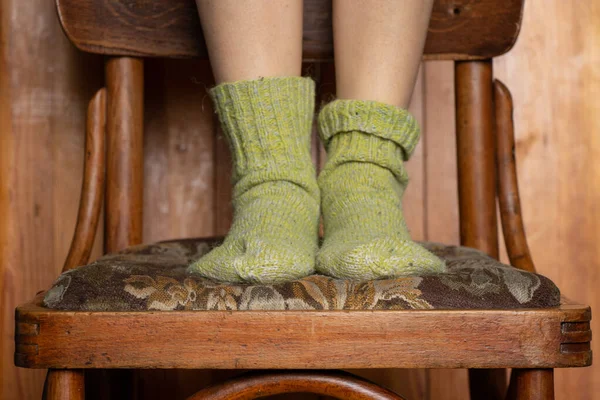 Fille Tricot Chaussettes Vertes Assis Sur Une Chaise Maison Hiver — Photo