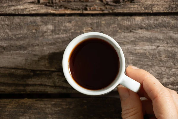 Tangan Wanita Memegang Cangkir Kecil Kopi Meja Kayu Kafe — Stok Foto