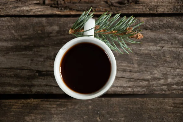 Secangkir Kopi Dan Cabang Pinus Dekatnya Dengan Latar Belakang Kayu — Stok Foto