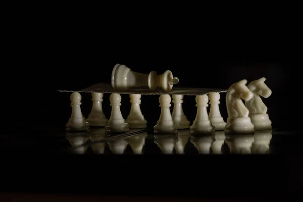 黑底棋盘上的白棋棋子 — 图库照片