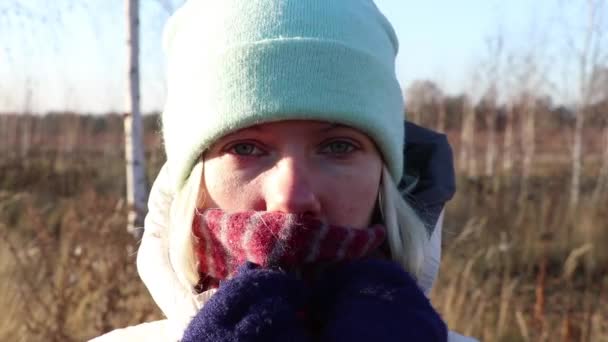 겨울에는 겨울옷을 속에서 산책하는 소녀들 — 비디오