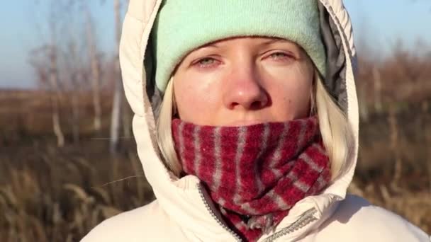 Kışın Kızlar Parkta Kışın Soğuk Havada Hapşırmak Için Elbiselerini Giyer — Stok video