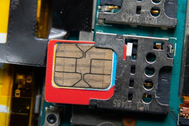 Parçalanmış telefonun yuvasına yerleştirilen mikro sim kart, makro fotoğraf