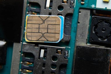 Parçalanmış telefonun yuvasına yerleştirilen mikro sim kart, makro fotoğraf