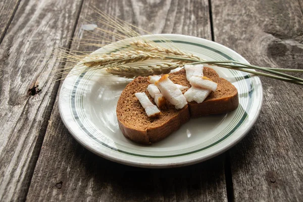 Black Slice Bread Bacon Plate Wooden Table Lunch — Stock Photo, Image