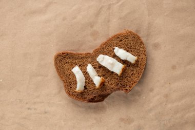 Yalıtılmış bir arka planda domuz yağıyla bir dilim ekmek, öğle yemeği.