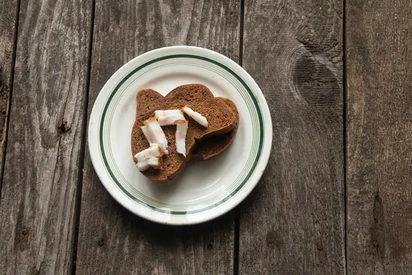 Fatia Preta Pão Com Bacon Uma Chapa Uma Mesa Madeira — Fotografia de Stock