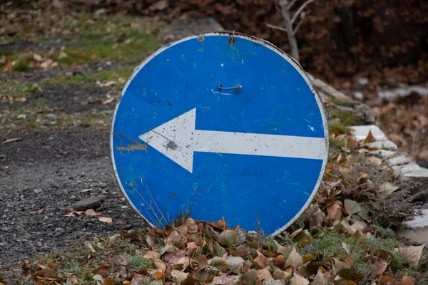 Vänster Sväng Skylt Står Vägen Hösten Utan Pelare Marken Vägskylt — Stockfoto