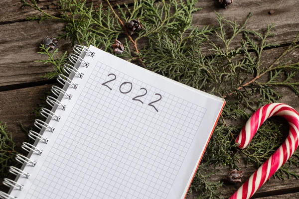 Biały Notatnik Tekstem 2022 Obok Leży Karmel Postaci Trzciny Czerwone — Zdjęcie stockowe