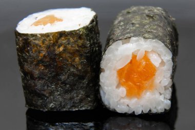 İzole edilmiş arka planda somonlu suşi yakın plan, restoran yemeği.