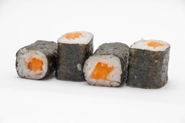 İzole edilmiş arka planda somonlu suşi yakın plan, restoran yemeği.