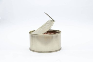 İzole edilmiş arka planda kırmızı havyarı olan demir teneke kutu.