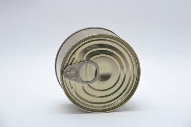 Beyaz arka planda yiyecekleri korumak ve korumak için demir konserve kutusu