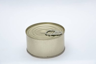 Beyaz arka planda yiyecekleri korumak ve korumak için demir konserve kutusu