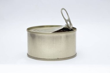 Beyaz arka planda yiyecekleri korumak ve korumak için demir konserve kutusu