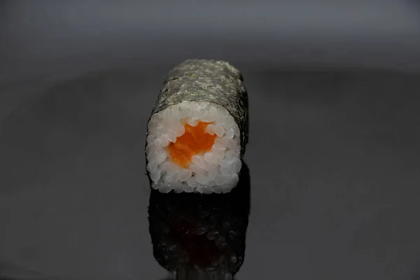 Sushi Com Salmão Fundo Isolado Close Restaurante Comida — Fotografia de Stock