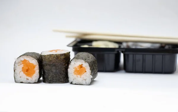 色拉寿司 在白色背景的塑料食品包装旁边 送货上门 — 图库照片