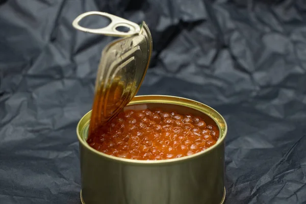 Ferro Pode Com Caviar Vermelho Fundo Isolado Perto — Fotografia de Stock