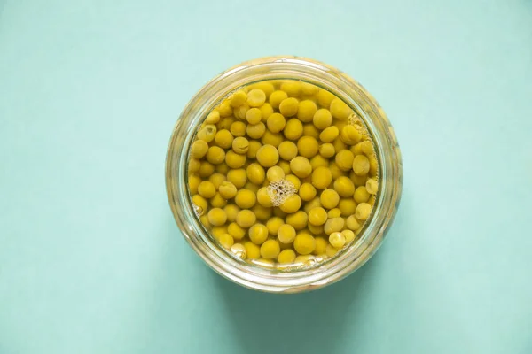 Frasco Con Guisantes Verdes Marinado Sobre Fondo Aislado —  Fotos de Stock