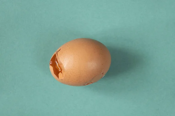 Σπασμένο Ωμό Αυγό Κοτόπουλου Καφέ Βρίσκεται Ένα Πιάτο Close — Φωτογραφία Αρχείου