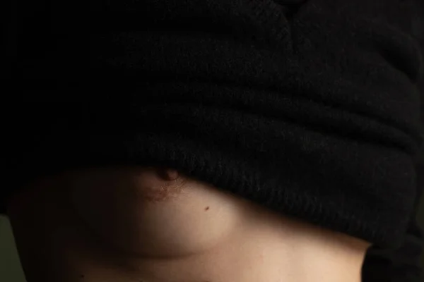 Små Kvinnliga Bröst Närbild — Stockfoto