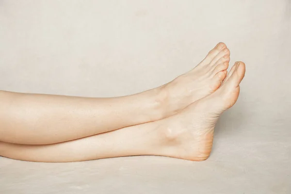 Жіночі Ноги Лежать Білому Якому Килимі Вдома Відпустці — стокове фото