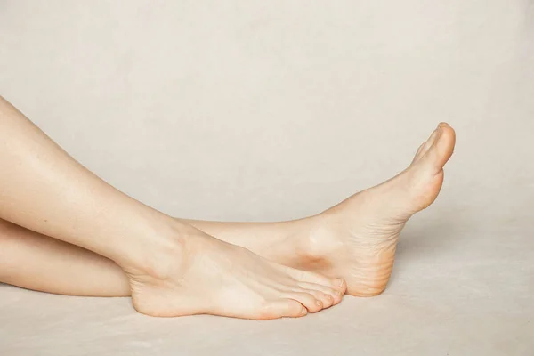 Female Feet Lie White Soft Carpet Home Vacation — Stock Photo, Image