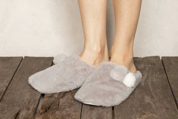 Γυναικεία Πόδια Γκρι Εσωτερικές Παντόφλες Στο Πάτωμα Στο Σπίτι Χειμώνα — Φωτογραφία Αρχείου