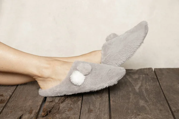 Γυναικεία Πόδια Γκρι Εσωτερικές Παντόφλες Στο Πάτωμα Στο Σπίτι Χειμώνα — Φωτογραφία Αρχείου