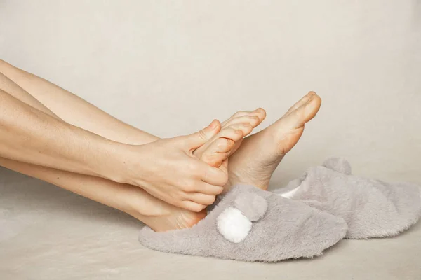 Жіночі Ноги Сірих Критих Тапочках Підлозі Вдома Взимку — стокове фото