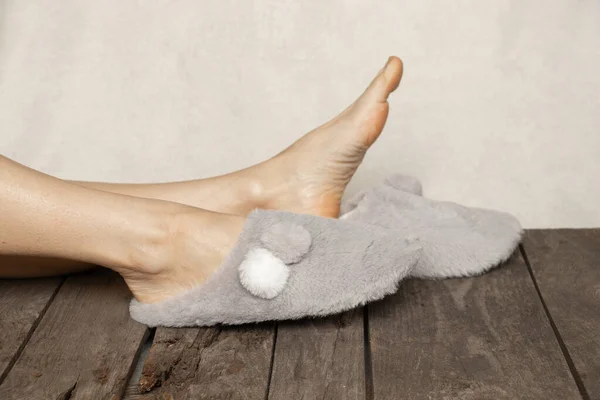 Vrouwelijke Voeten Grijze Indoor Slippers Vloer Thuis Winter — Stockfoto