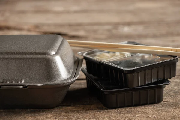 Imballaggio Plastica Consegna Sushi Ristorante Tavolo Primo Piano — Foto Stock